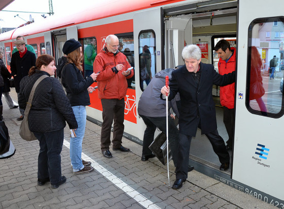 Für Blinde gibt es an den Bahnsteigen keine ertastbaren Leitlinien